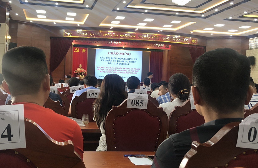 Với hình thức đấu giá một vòng cho từng thửa đất sẽ chọn người trúng bỏ giá cao nhất. (Ảnh: Minh Nghĩa/Vietnam+)