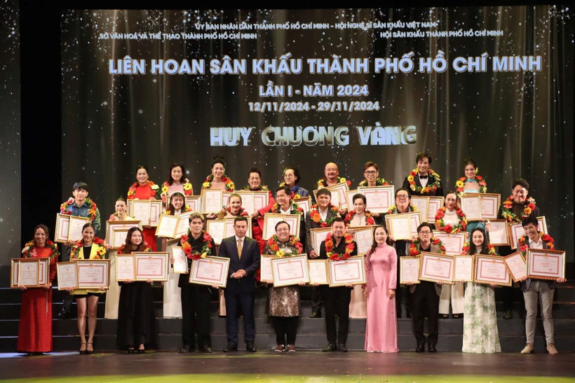 Ban Tổ chức trao Huy chương Vàng cho các cá nhân, diễn viên xuất sắc tại Liên hoan. (Ảnh: Thu Hương/TTXVN)