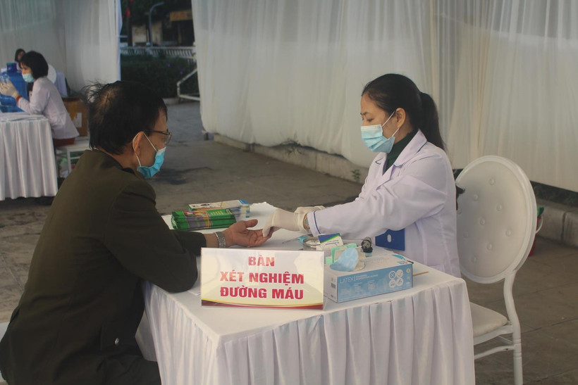 Khu vực lấy máu xét nghiệm đường huyết. (Ảnh: Khiếu Tư/TTXVN)