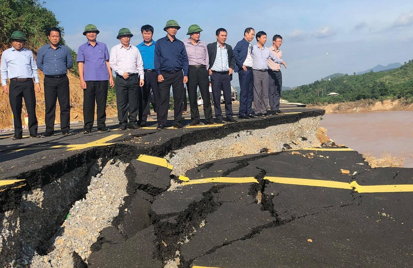 Lãnh đạo Bộ Giao thông vận tải và tỉnh Quảng Trị kiểm tra vị trí sạt lở trên đường Quốc lộ 9. (Ảnh: Nguyên Lý/TTXVN)