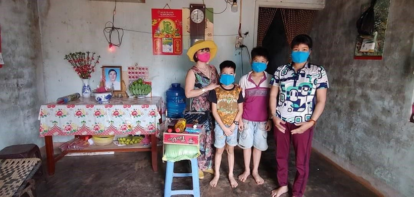 Trao quà cho người khuyết tật, người có hoàn cảnh khó khăn. (Ảnh: Hồng Điệp/TTXVN)