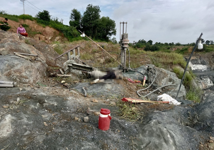 Hiện trường công nhân tử vong trên công trường khai thác mỏ đá Rạng Đông. (Ảnh: TTXVN phát)