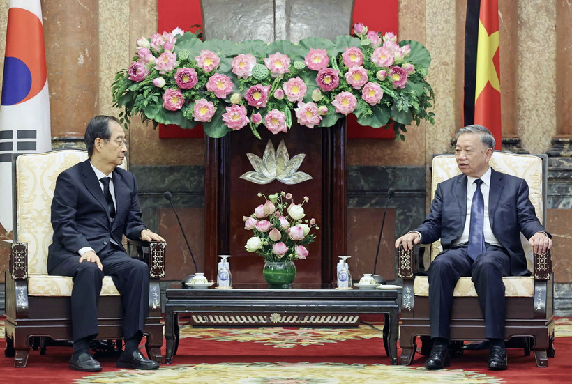 Chủ tịch nước Tô Lâm tiếp Thủ tướng Hàn Quốc Han Duck Soo. (Ảnh: Nhan Sáng/TTXVN)