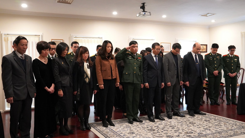 Cán bộ Đại sứ quán Việt Nam tại Canberra viếng Tổng Bí thư Nguyễn Phú Trọng. (Ảnh: Lê Đạt/TTXVN)