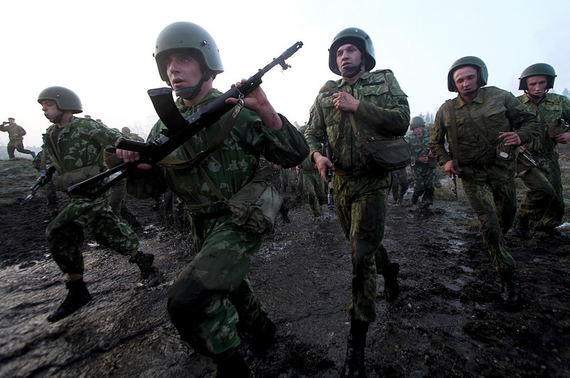 Binh sỹ Belarus tham gia một buổi huấn luyện quân sự ở ngoại ô thủ đô Minsk. (Ảnh: AFP/TTXVN)