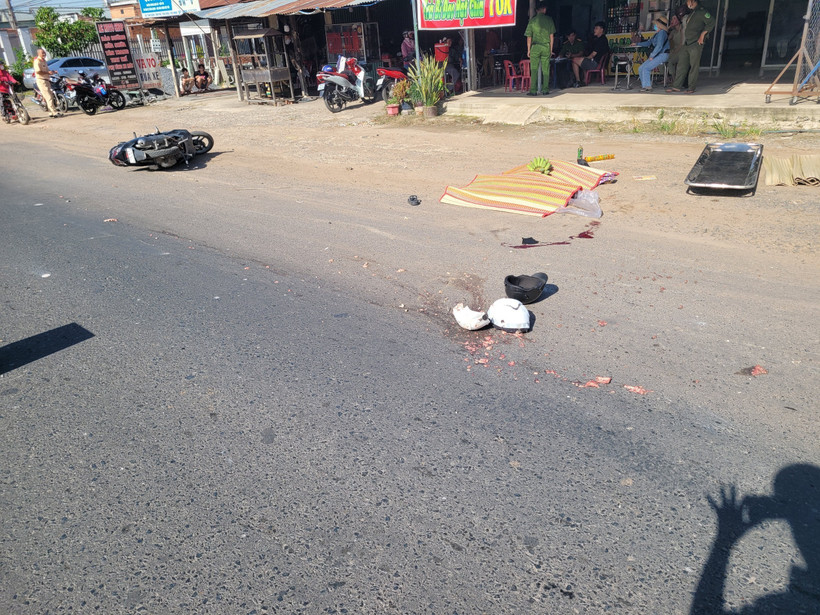 Hiện trường vụ tai nạn gây chết người, tài xế lái xe ôtô tải bỏ chạy rời khỏi hiện trường. (Ảnh: TTXVN phát)