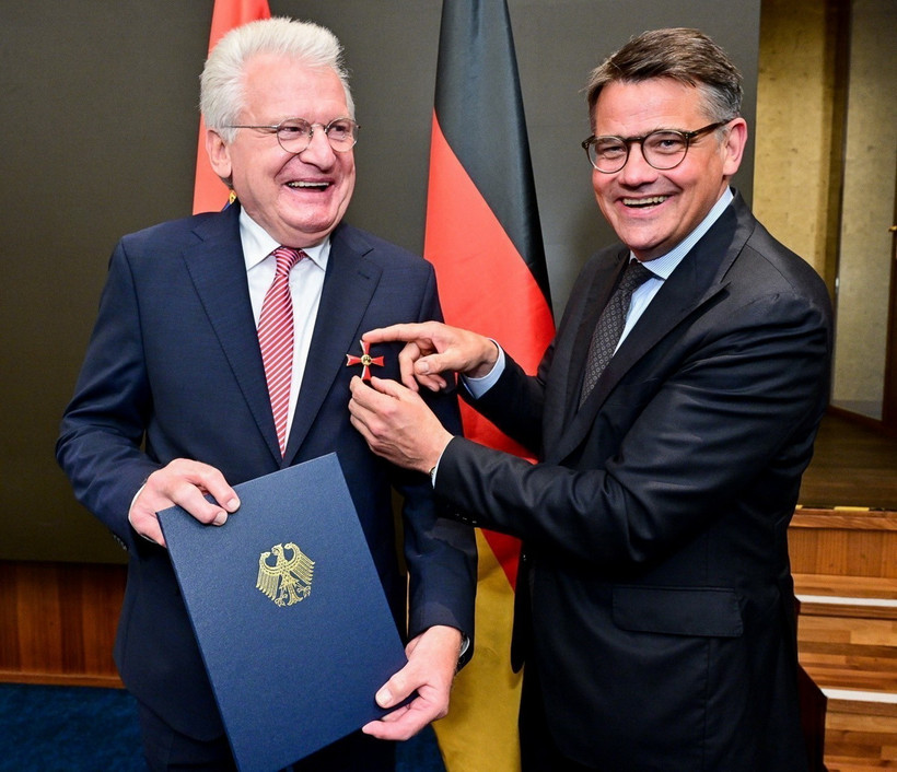 Thủ hiến bang Hessen, Tiến sỹ Boris Rhein (phải) trao Huân chương Công trạng của CHLB Đức cho Giáo sư-Tiến sỹ Wilhelm Bender, Thành viên Hội đồng trường Đại học Việt Đức. (Ảnh: TTXVN phát)