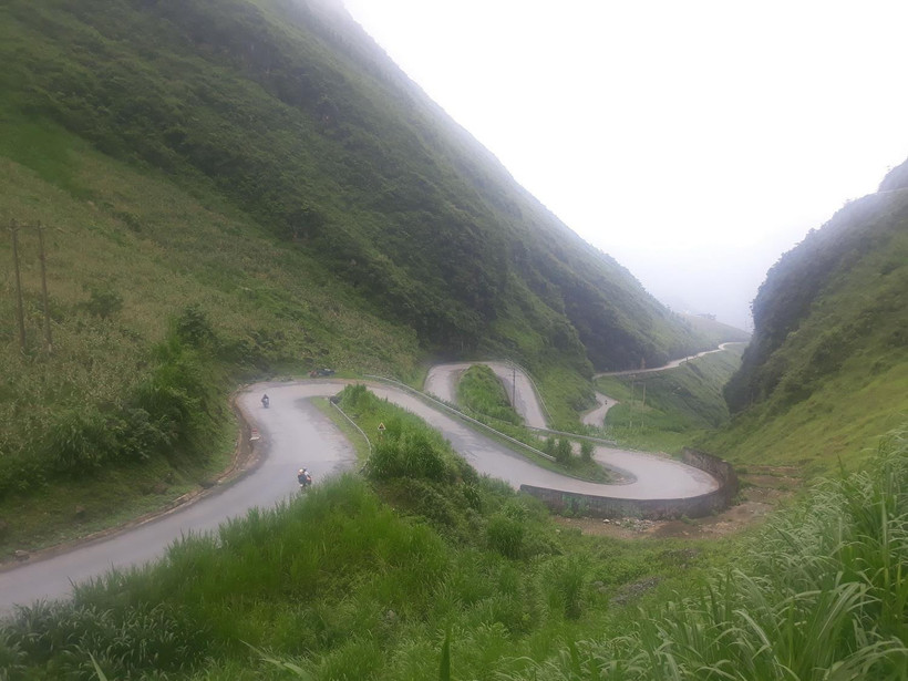 Khúc cua uốn lượn trên đường đi Đồng Văn. (Ảnh: Nguyễn Chiến/TTXVN)