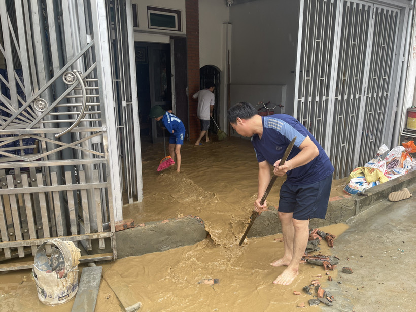 Một số điểm tại xã Hiền Lương, nước đã rút. Các hộ dân tranh thủ vệ sinh, dọn dẹp nhà cửa. (Ảnh: Tạ Toàn/TTXVN)