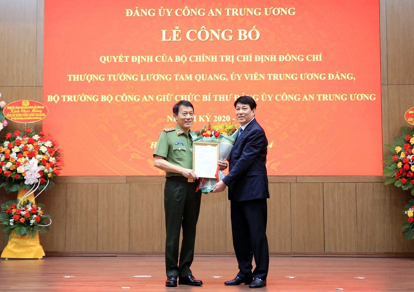 Thường trực Ban Bí thư Lương Cường trao Quyết định của Bộ Chính trị chỉ định Bí thư Đảng uỷ Công an Trung ương, nhiệm kỳ 2020-2025 đối với Thượng tướng Lương Tam Quang, Bộ trưởng Bộ Công an. (Ảnh: TTXVN phát)