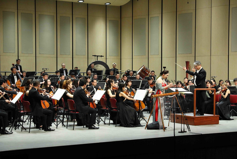 Dàn nhạc Giao hưởng Việt Nam biểu diễn. (Ảnh: Phạm Kiên/TTXVN)