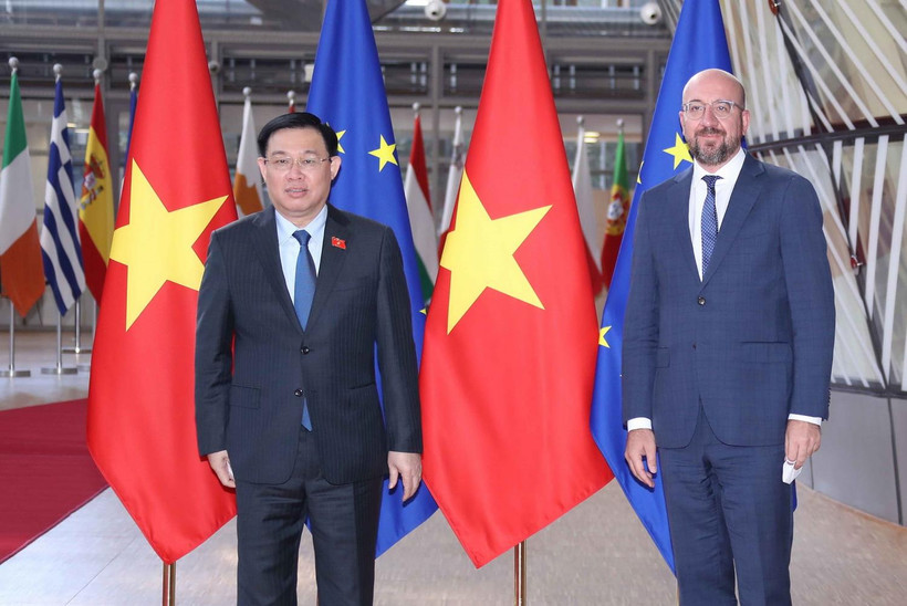 Chủ tịch Quốc hội Vương Đình Huệ và Chủ tịch Hội đồng Châu Âu Charles Michel. (Ảnh: Doãn Tấn/TTXVN)