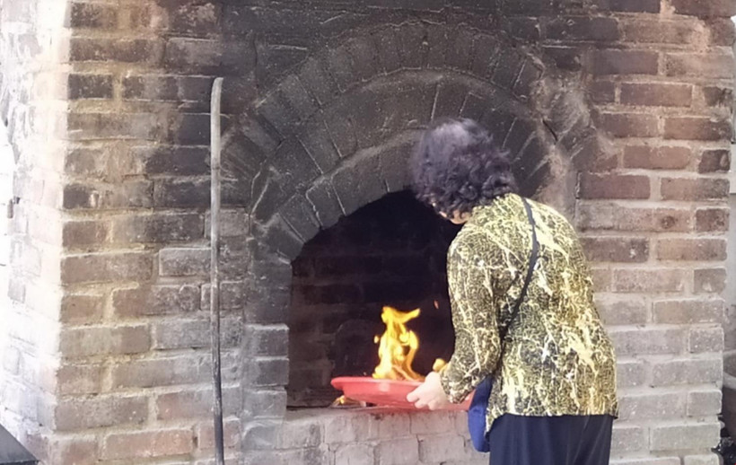 Người dân đốt vàng mã tại Đình Ứng Thiên, quận Đống Đa, Hà Nội. (Ảnh: Minh Nghĩa/TTXVN)