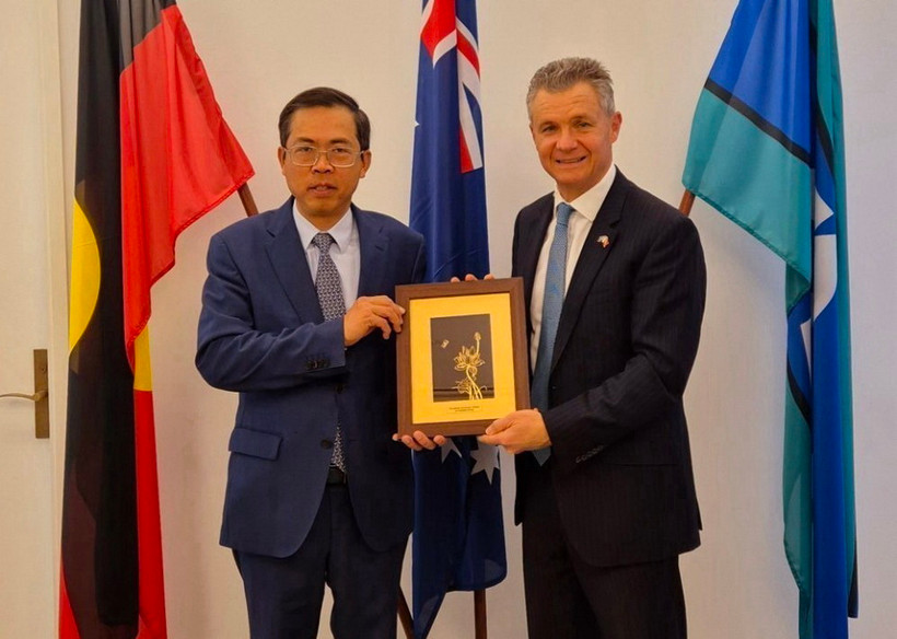 Đại sứ Việt Nam tại Australia Phạm Hùng Tâm chụp ảnh lưu niệm với đồng Bộ trưởng Di trú Australia Matt Thistlethwaite. (Ảnh: TTXVN phát)