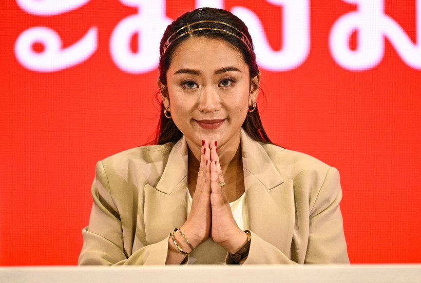 Bà Paetongtarn Shinawatra, thành viên đảng Pheu Thai (Vì nước Thái) trong cuộc họp báo tại Bangkok, ngày 15/5/2023. (Ảnh: AFP/TTXVN)