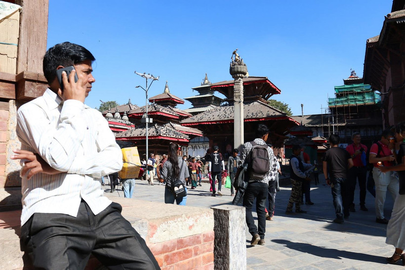 Tất cả các điện thoại di động được bán ở Nepal đều được sản xuất tại Trung Quốc và ứng dụng WeChat của Trung Quốc là phương tiện liên lạc phổ biến nhất. (Nguồn: asia.nikkei)