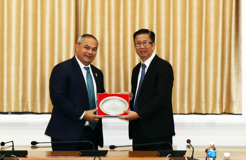 Ông Phạm Đức Hải, Phó Chủ tịch HĐND Thành phố Hồ Chí Minh (phải) tiếp ông Tom Tate, Thị trưởng thành phố Gold Coast, bang Queensland của Australia. (Ảnh: Xuân Khu/TTXVN)