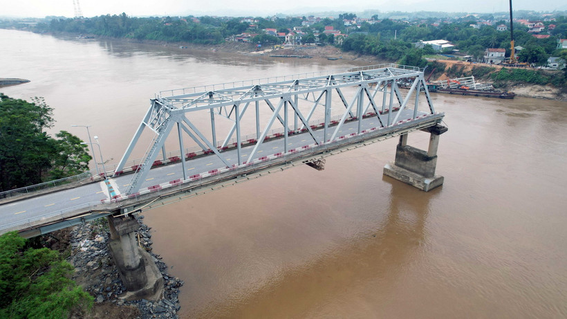 Cầu Phong Châu mới sẽ được xây dựng từ quý 4/2024 đến quý 4/2025. (Ảnh: Tạ Toàn/TTXVN)