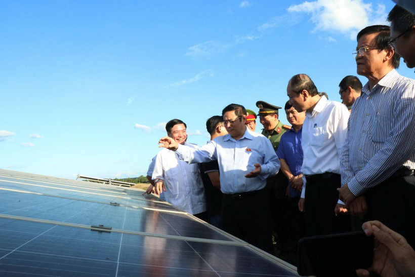 Trưởng Ban Tổ chức Trung ương Phạm Minh Chính thăm và làm việc tại Nhà máy điện năng lượng mặt trời cụm Sêrêpôk 1 và Quang Minh, xã Ea Wer, huyện Buôn Đôn, Đắk Lắk. (Ảnh: Tuấn Anh/TTXVN)
