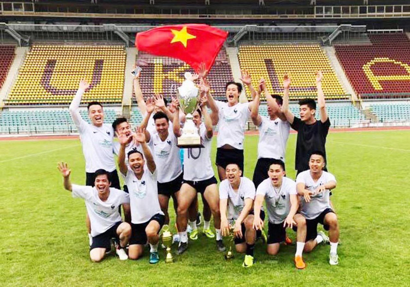 Niềm vui khi vô địch của các cầu thủ FC SAPA PRAHA. (Ảnh: Hồng Kỳ-Công Thuận/Vietnam+) 