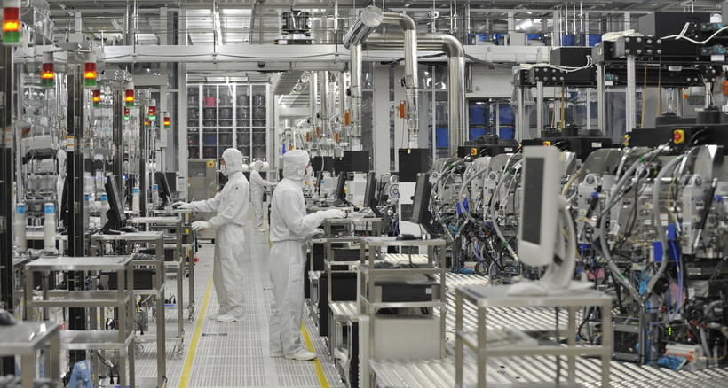 Công nhân làm việc tại nhà máy Naka của Hãng sản xuất chip Renesas Electronics ở Hitachinaka, tỉnh Ibaraki, Nhật Bản. (Ảnh: AFP/TTXVN)