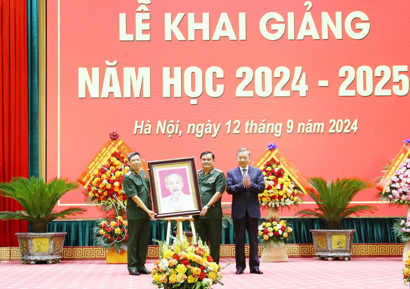 Tổng Bí thư, Chủ tịch nước Tô Lâm trao chân dung Chủ tịch Hồ Chí Minh tặng Học viện Quốc phòng. (Ảnh: Lâm Khánh/TTXVN)