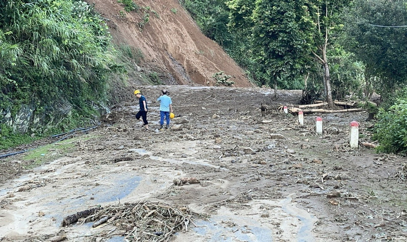 Điểm sạt lở tại Km174+300 trên Quốc lộ 279 đoạn qua xã Mường Kim, huyện Than Uyên, tỉnh Lai Châu. (Ảnh: TTXVN phát)