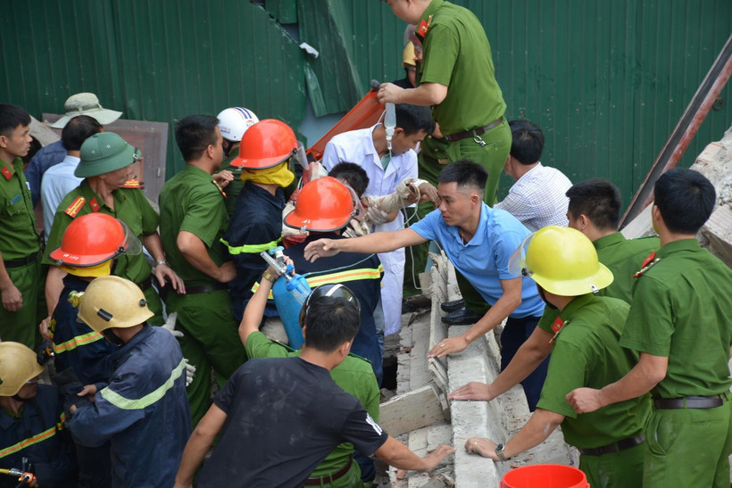 Lực lượng chức năng đưa người bị nạn đi cấp cứu. (Ảnh: Phan Quân/TTXVN)