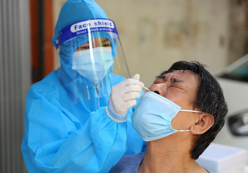 Trong 2 ngày 4-5/9/2021, thành phố Hà Nội tiếp tục triển khai chiến dịch cao điểm lấy mẫu xét nghiệm SARS-CoV-2 diện rộng có trọng điểm, bằng phương pháp xét nghiệm RT-PCR và test nhanh kháng nguyên với số mẫu dự kiến từ 800.000 đến 1.000.000 mẫu. (Ảnh: V