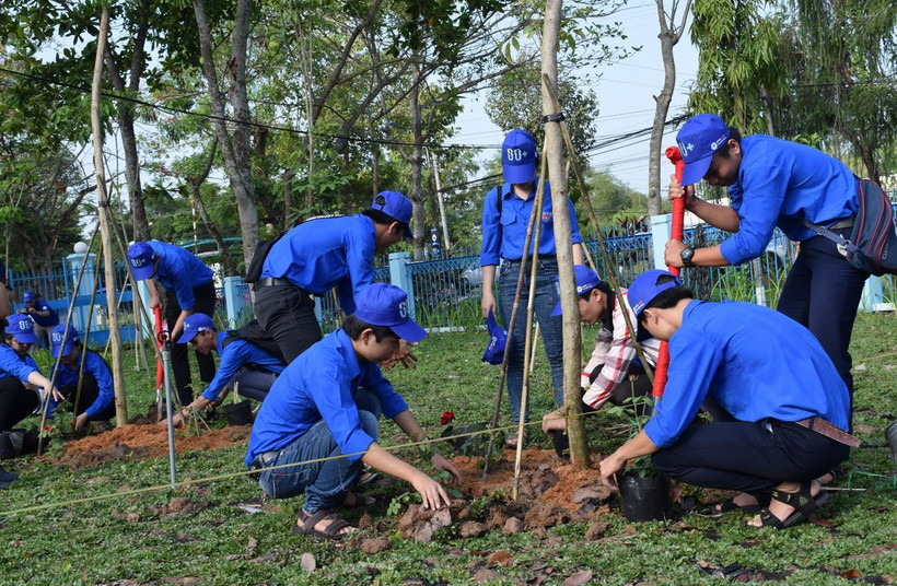 Đoàn viên thanh niên trồng cây “vì môi trường xanh trong tương lai” tại Trường Trung học phổ thông Lấp Vò 2, huyện Cao Lãnh, tỉnh Đồng Tháp. (Ảnh: Chương Đài/TTXVN)