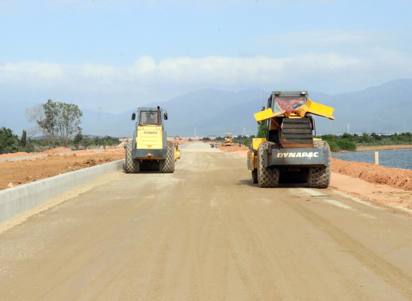 Đường từ nút giao thông cao tốc Bắc-Nam đến với Quốc lộ 1 (dự án thành phần 1) được khẩn trương thi công. (Ảnh: Công Thử/TTXVN)