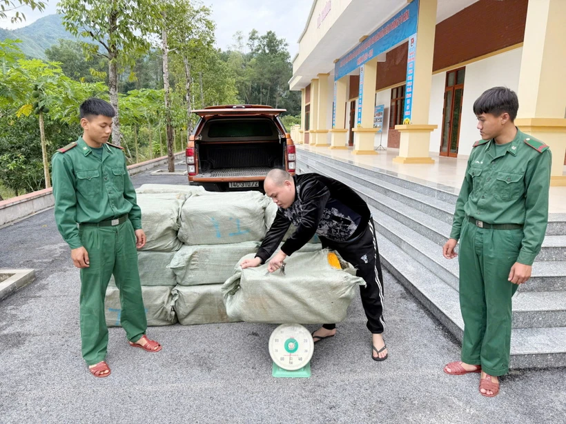 Lực lượng chức năng Bộ đội Biên phòng Quảng Ninh kiểm tra tang vật bị thu giữ. (Nguồn: báo Quảng Ninh)