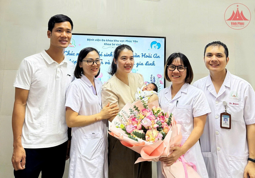 Bé H.A xuất viện trong niềm vui của gia đình và đội ngũ y, bác sỹ Bệnh viện Đa khoa khu vực Phúc Yên. (Ảnh: TTXVN phát)