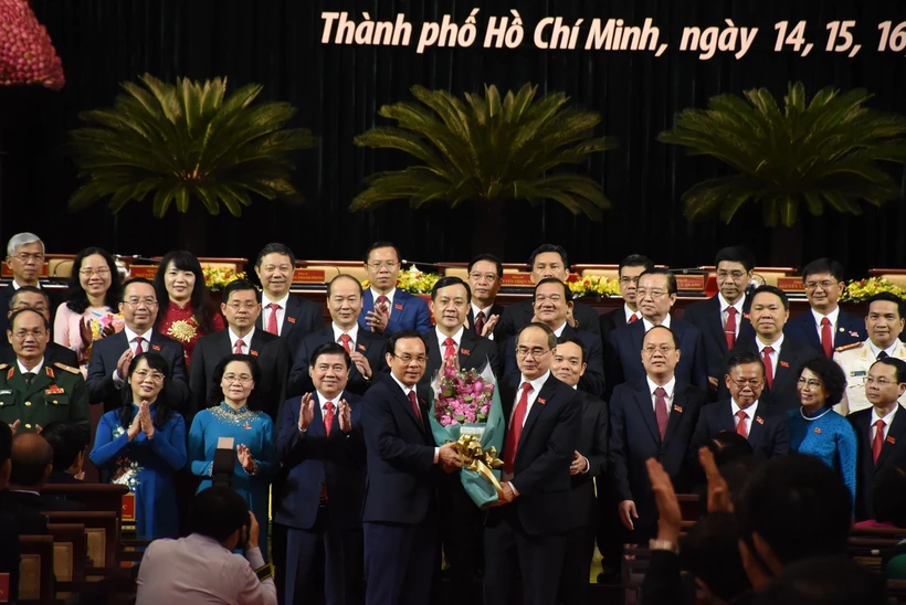 Ủy viên Bộ Chính trị Nguyễn Thiện Nhân, Bí thư Thành ủy TP. Hồ Chí Minh khóa X, phụ trách chỉ đạo Đảng bộ TP. Hồ Chí Minh tặng hoa chúc mừng tân Bí thư Thành ủy Thành phố Hồ Chí Minh khóa XI Nguyễn Văn Nên và Ban Chấp hành Đảng bộ TP. Hồ Chí Minh. 