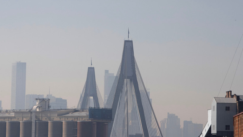 Khói mù bao trùm thành phố cảng Sydney của Australia. (Ảnh: AFP/TTXVN)