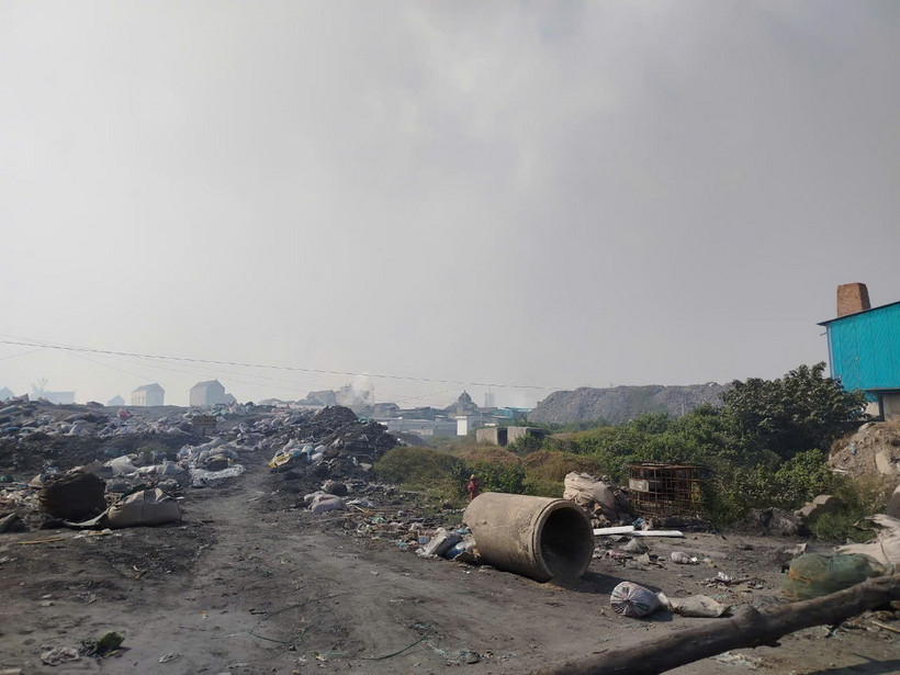Bãi xỉ thải từ hoạt động tái chế nhiều năm đã gây ô nhiễm trầm trọng môi trường tại xã Văn Môn, huyện Yên Phong. (Ảnh: TTXVN phát)