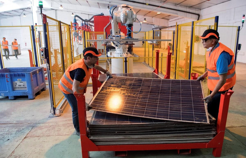 Công nhân làm việc tại nhà máy ở Rousset, miền nam nước Pháp, ngày 25/6/2018. (Ảnh: AFP/TTXVN)