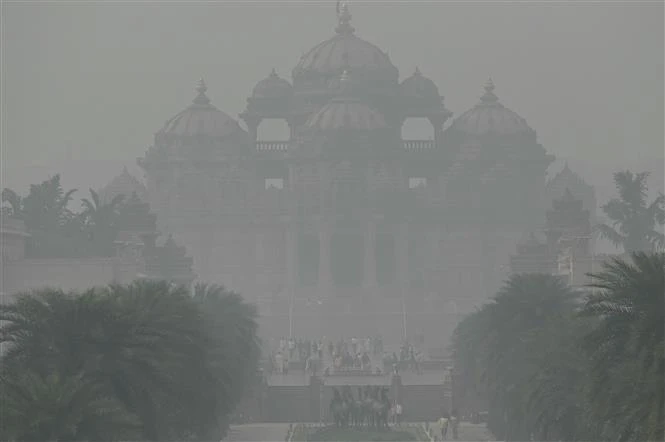 Sương mù bao phủ tại New Delhi, Ấn Độ. (Ảnh: AFP/TTXVN)