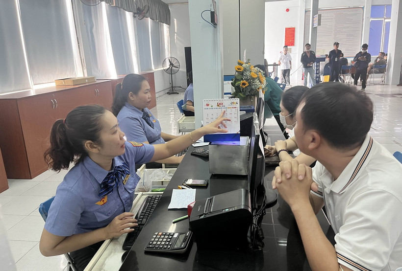 Hành khách mua vé tàu Tết tại quầy bán vé Ga Sài Gòn. (Ảnh: Tiến Lực/TTXVN)