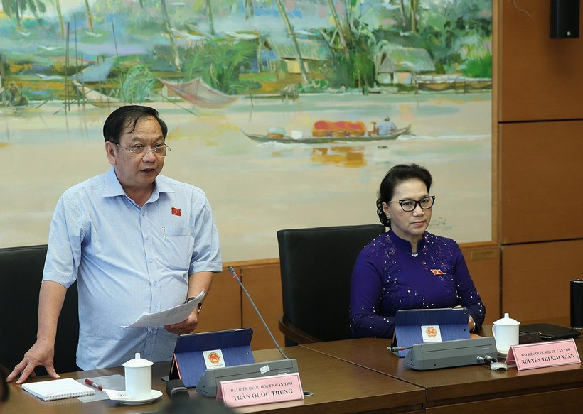 Đại biểu Quốc hội thành phố Cần Thơ Trần Quốc Trung phát biểu ý kiến thảo luận. (Ảnh: Dương Giang/TTXVN)