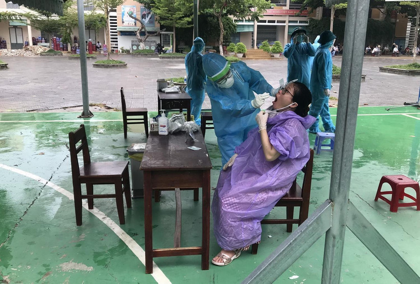 Người dân khai báo thông tin cá nhân, lịch trình di chuyển và lấy mẫu dịch họng, mẫu máu để xét nghiệm theo đúng quy định. (Ảnh: TTXVN phát)