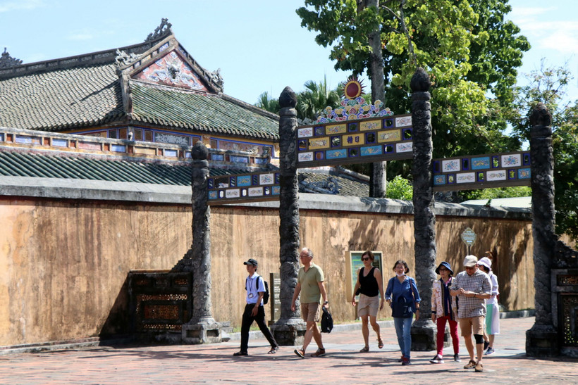 Du khách quốc tế tham quan khu vực Đại Nội Huế. (Ảnh: Đỗ Trưởng/TTXVN)