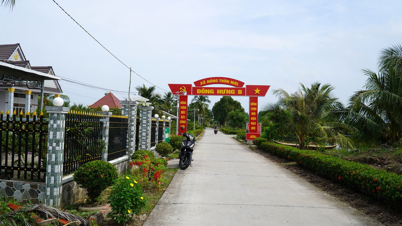 Đường làng ở ấp Ngã Bát, xã Nông thôn mới Đông Hưng B, huyện An Minh, tỉnh Kiên Giang. (Ảnh: Văn Sĩ/TTXVN)