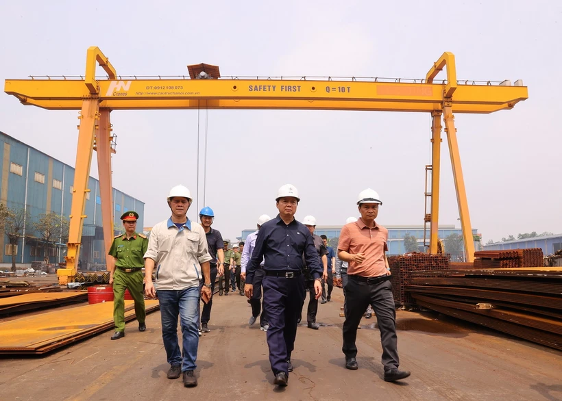 Phó Thủ tướng Trần Hồng Hà kiểm tra, khảo sát tại Công ty Cổ phần Đầu Tư Công Nghiệp Việt Hưng (Hưng Yên). (Ảnh: Văn Điệp/TTXVN)