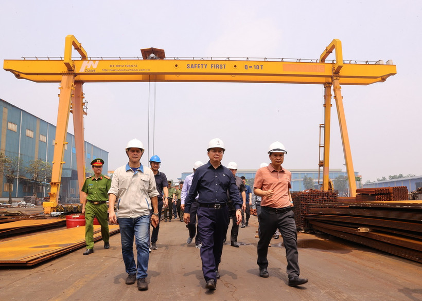 Phó Thủ tướng Trần Hồng Hà kiểm tra, khảo sát tại Công ty Cổ phần Đầu Tư Công Nghiệp Việt Hưng (Hưng Yên). (Ảnh: Văn Điệp/TTXVN)