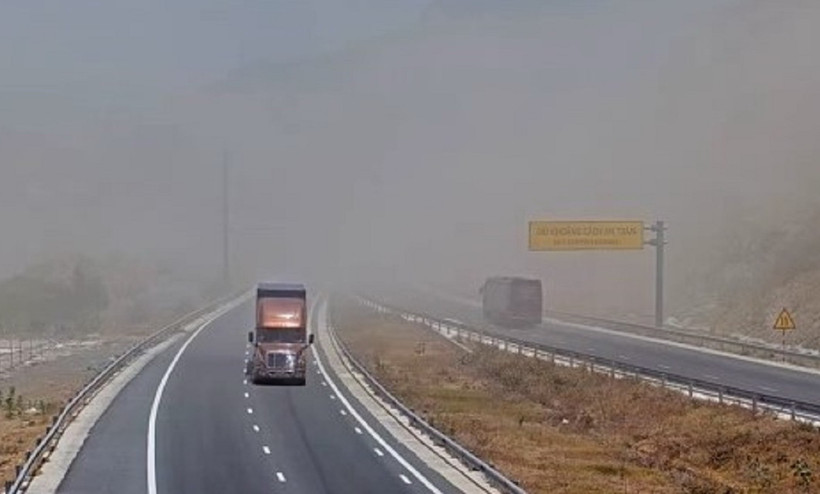 Bụi đá che khuất tầm nhìn của lái xe trên cao tốc Nha Trang-Cam Lâm. (Nguồn: VOV)