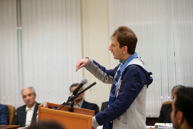 Babak Zanjani, mặc áo xanh, tại Tòa án Tehran hồi tháng 11/2015. (Nguồn: EPA)