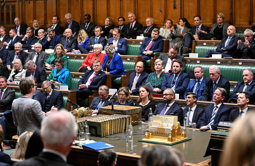 Nỗ lực mới nhất của Thủ tướng Anh Rishi Sunak trong việc gửi những người nhập cư bất hợp pháp đến Rwanda đã vượt qua trở ngại cuối cùng, khi Quốc hội nước này (ảnh) thông qua Dự luật Rwanda sáng sớm 23/4/2024. (Ảnh: AFP/TTXVN)