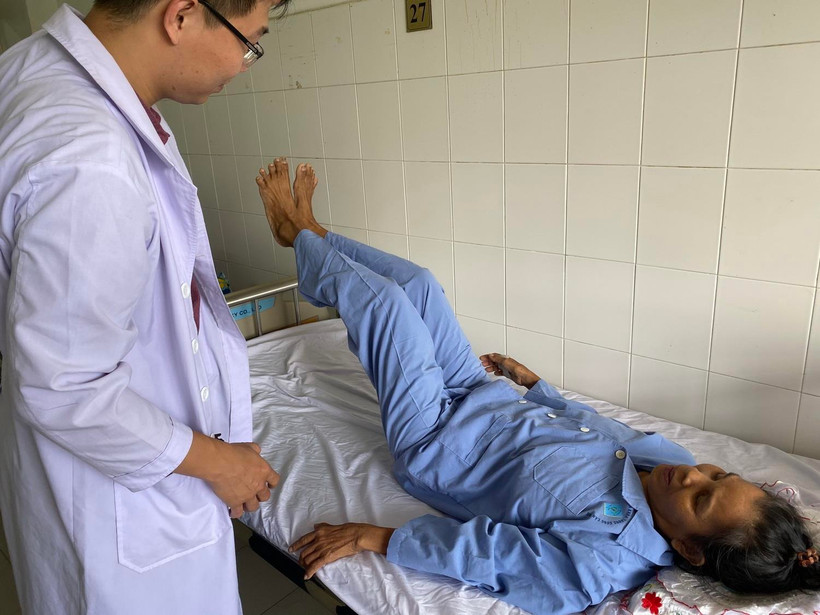 Bệnh nhân thực hiện đúng y lệnh của bác sỹ sau khi được phẫu thuật. (Ảnh: TTXVN phát)