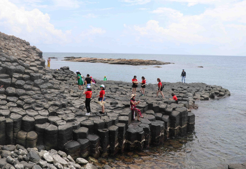 Du khách tham quan Gành Đá Đĩa. (Ảnh: Phạm Cường/TTXVN)